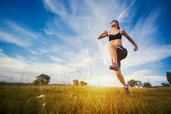 Joven mujer corriendo en la naturaleza —  Fotos de Stock