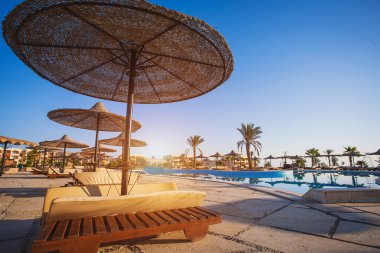 resort havuz kenarında şezlong