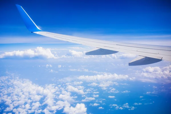 Airplane wing with blue sky and white clouds — Stock Photo, Image