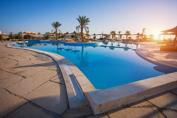 Piscina de hotel de luxo — Fotografia de Stock