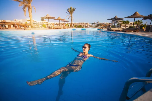 Mujer relajante en piscina azul —  Fotos de Stock