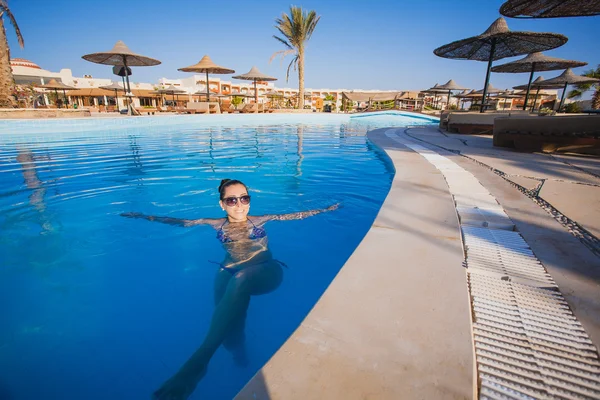 Donna rilassante nella piscina blu — Foto Stock