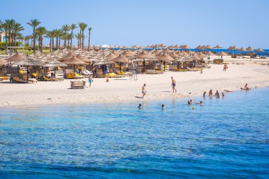 ile bir plajda şemsiye şezlong