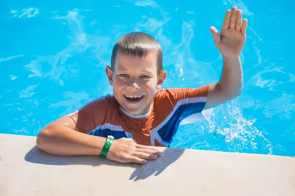 Bambino che nuota e gioca in piscina. ora legale — Foto Stock