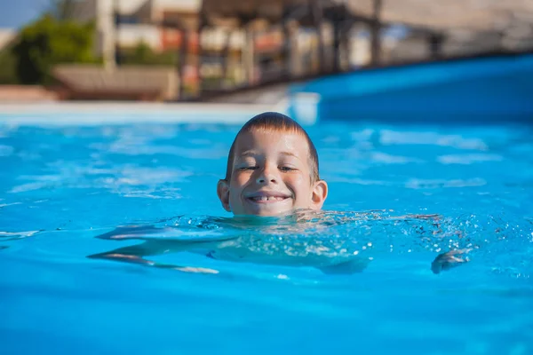 Kid swimming and playing in pool. summertime — Stock Photo, Image