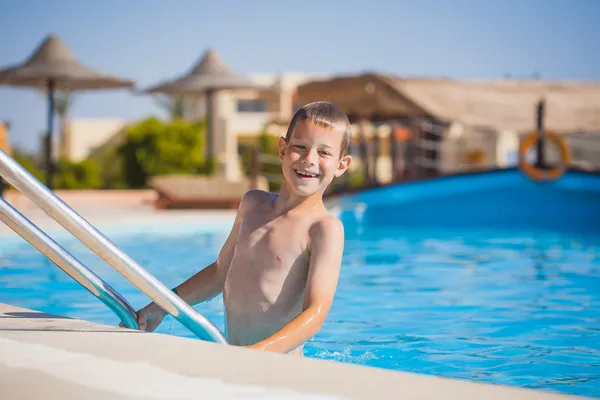 Kid swimming and playing in pool. summertime — Stock Photo, Image
