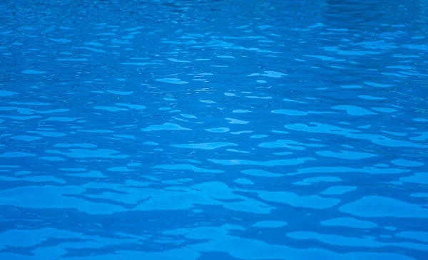 Bazénové vody s odlesky slunce — Stock fotografie