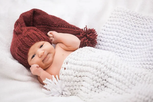 Carino neonato ragazza in un cappello a maglia sullo sfondo bianco — Foto Stock