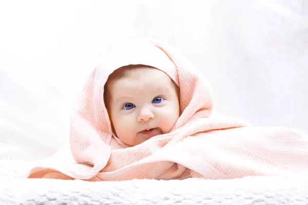 Carino bambino con asciugamaniragazza con gli occhi azzurri di tre mesi avvolto in un asciugamano di spugna — Foto Stock