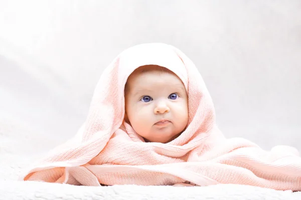 Schattige baby met handdoek drie maanden oud blauw-eyed meisje verpakt in een badstof handdoek — Stockfoto