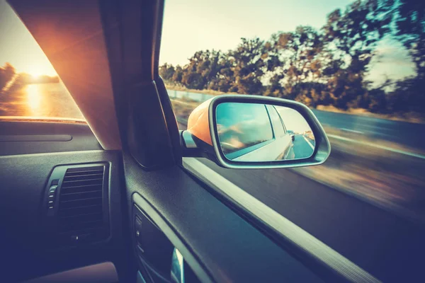 현대식 자동차의 측면 거울 — 스톡 사진