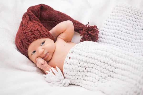 Carino neonato ragazza in un cappello a maglia sullo sfondo bianco — Foto Stock