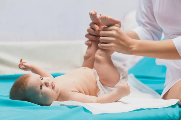 Doktor kadın jimnastik yapıyor. Yeni doğmuş şirin bebek.. — Stok fotoğraf