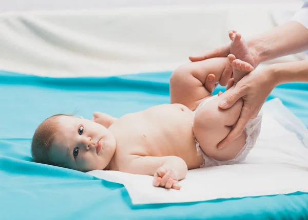 Doktor kadın jimnastik yapıyor. Yeni doğmuş şirin bebek.. — Stok fotoğraf