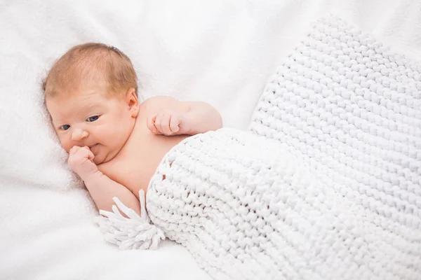 Lindo bebé recién nacido niña bebé bajo manta de punto blanco —  Fotos de Stock