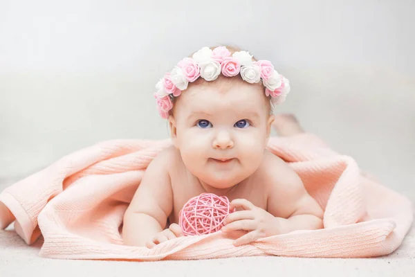 可爱的婴儿与花环 三个月大的蓝眼睛女孩裹着一条毛茸茸的米黄色毛巾 — 图库照片