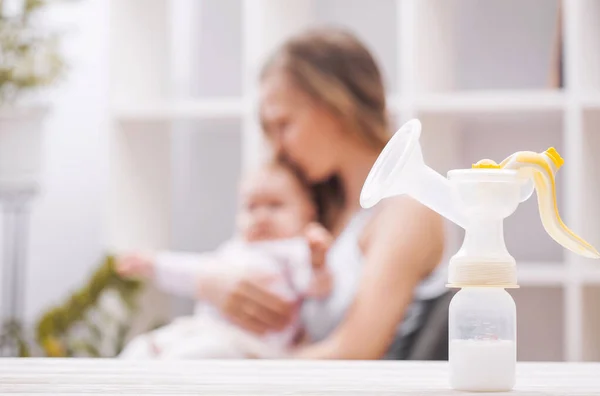 Manuelle Brustpumpe Mit Muttermilch Auf Dem Hintergrund Der Mutter Die — Stockfoto