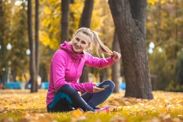 Woman Athlete Resting Training Autumn City Park — Stock Photo, Image