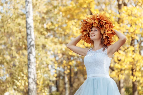 Женщина Белом Свадебном Платье Венком Желтых Осенних Листьев Парке — стоковое фото