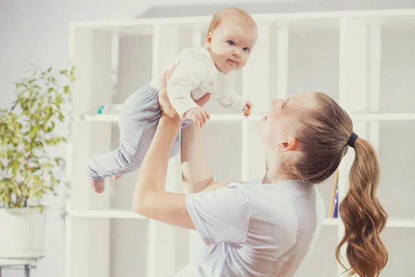 Giovane Madre Felice Che Tiene Figlia Appena Nata Tra Braccia — Foto Stock