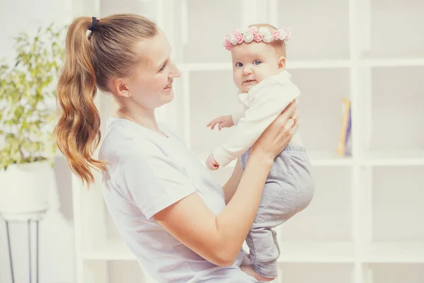 Junge Glückliche Mutter Hält Ihr Neugeborenes Töchterbaby Mit Blumenkranz Arm — Stockfoto