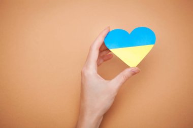 Ukrayna 'nın ulusal bayrağını kadınların ellerine teslim eden kalp..