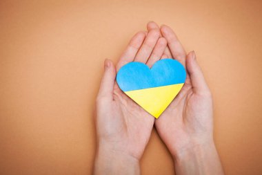 Ukrayna 'nın ulusal bayrağını kadınların ellerine teslim eden kalp..