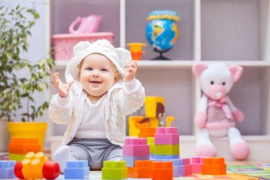 Bebek evde ya da anaokulunda renkli yapı taşlarıyla oynuyor.