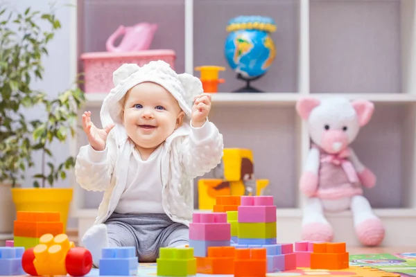 Bebek evde ya da anaokulunda renkli yapı taşlarıyla oynuyor.