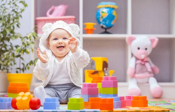 Niña jugando con bloques de construcción coloridos en casa o jardín de infantes — Foto de Stock