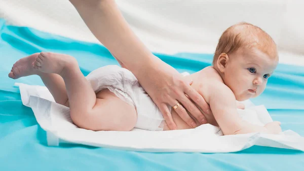 Ärztin macht gymnastische Massage niedlich Neugeborenes. — Stockfoto