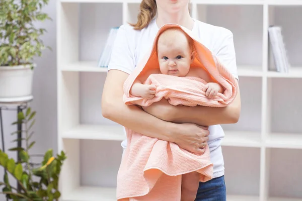 Junge glückliche Frau hält ein neugeborenes Baby im Arm — Stockfoto