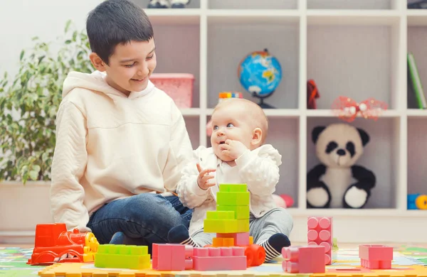 Kids playing with colourful building blocks at home or kindergarten — 图库照片