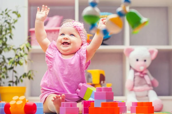 Niña jugando con bloques de construcción coloridos en casa o jardín de infantes —  Fotos de Stock