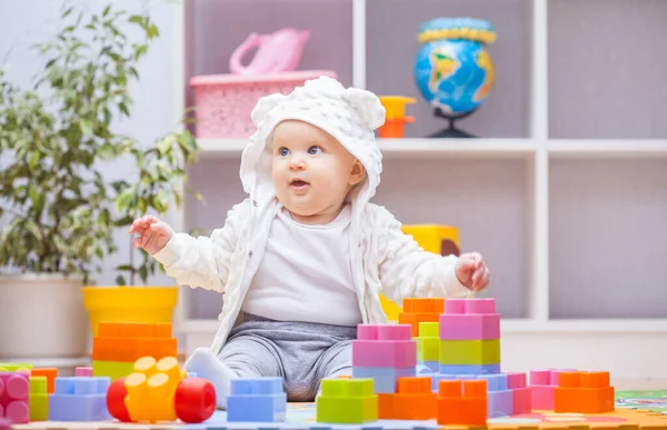 Niña jugando con bloques de construcción coloridos en casa o jardín de infantes — Foto de Stock