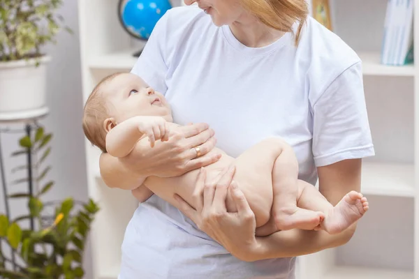 Jovem mulher feliz segurando um bebê recém-nascido em seus braços — Fotografia de Stock