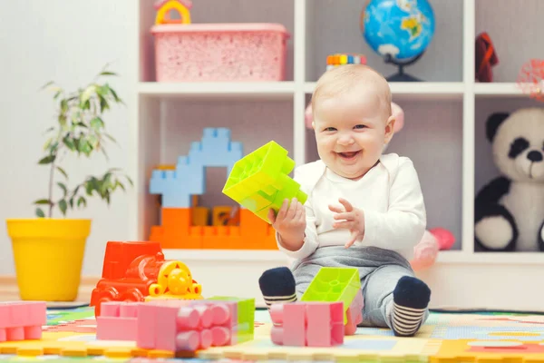 Fröhliches Baby Beim Spielen Mit Bunten Bausteinen Hause Oder Kindergarten — Stockfoto