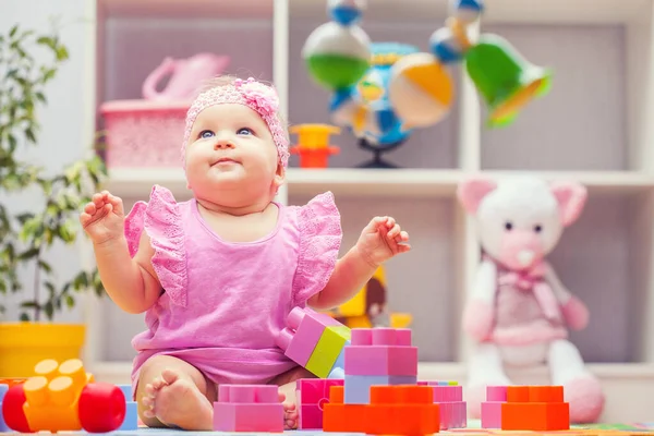 Gelukkig Baby Meisje Roze Jurk Spelen Met Kleurrijke Bouwstenen Thuis — Stockfoto