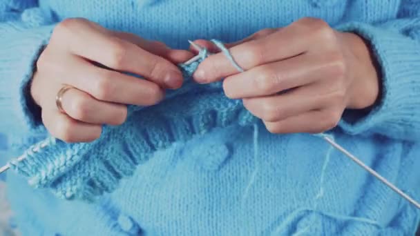 Zamknij Kobietom Ręce Robiąc Drutach Niebieski Wełniany Sweter Domowe Hobby — Wideo stockowe