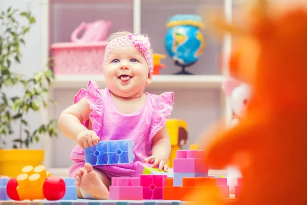 Fröhliches Kleines Mädchen Rosa Kleid Das Hause Oder Kindergarten Mit — Stockfoto