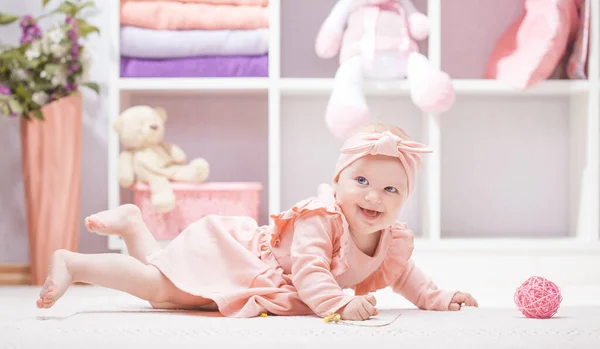 Gelukkig Baby Roze Jurk Met Lila Bloemen Thuis Kleuterschool — Stockfoto