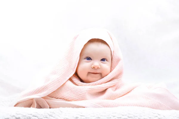 Lindo Bebé Con Toalla Tres Meses Edad Niña Ojos Azules —  Fotos de Stock