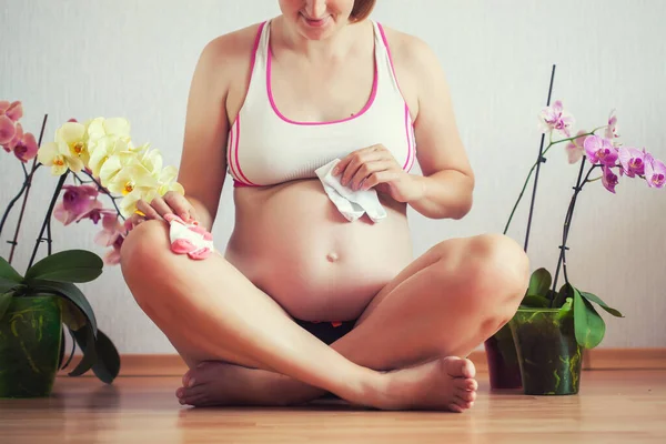 Pregnant Woman Sitting Floor Orchid Flowers Home Waiting Newborn Expectation — 图库照片