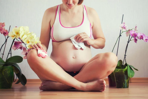 Gravid Kvinna Som Sitter Golvet Med Orkidéblommor Hemma Väntar Den — Stockfoto