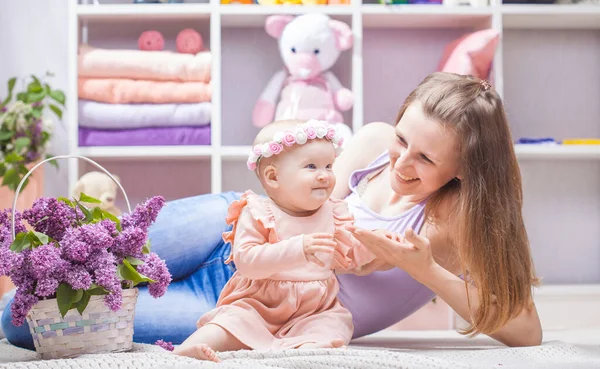 Madre Con Una Hija Pequeña Con Ramo Lilas Habitación Los — Foto de Stock