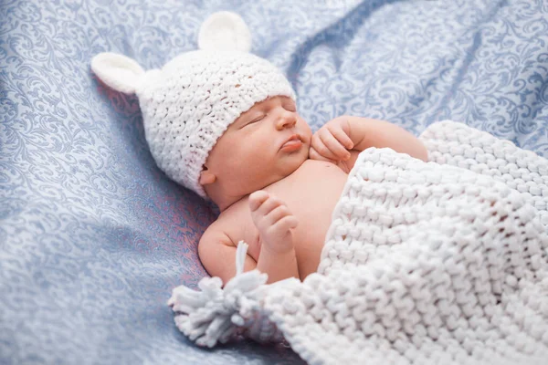 Neugeborenes Mädchen Mit Weißer Strickmütze — Stockfoto