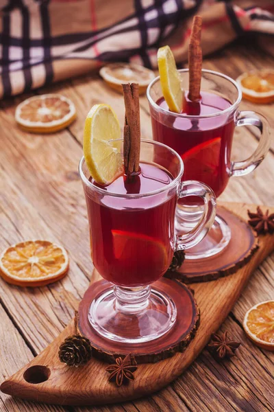 Vinho Amontoado Com Paus Canela Laranja Velha Mesa Madeira — Fotografia de Stock