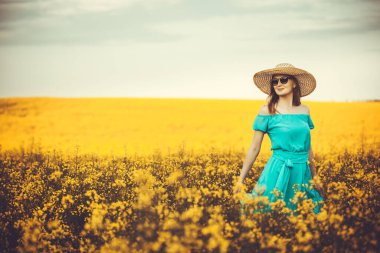 Arka planda gün doğumuyla tecavüz eden genç bir kadın.