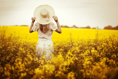 Arka planda gün doğumuyla tecavüz eden genç bir kadın.