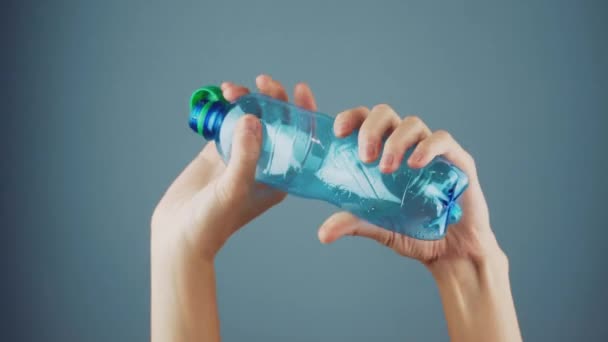 Die Weibliche Hand Drückt Eine Leere Plastikflasche Isoliert Auf Das — Stockvideo